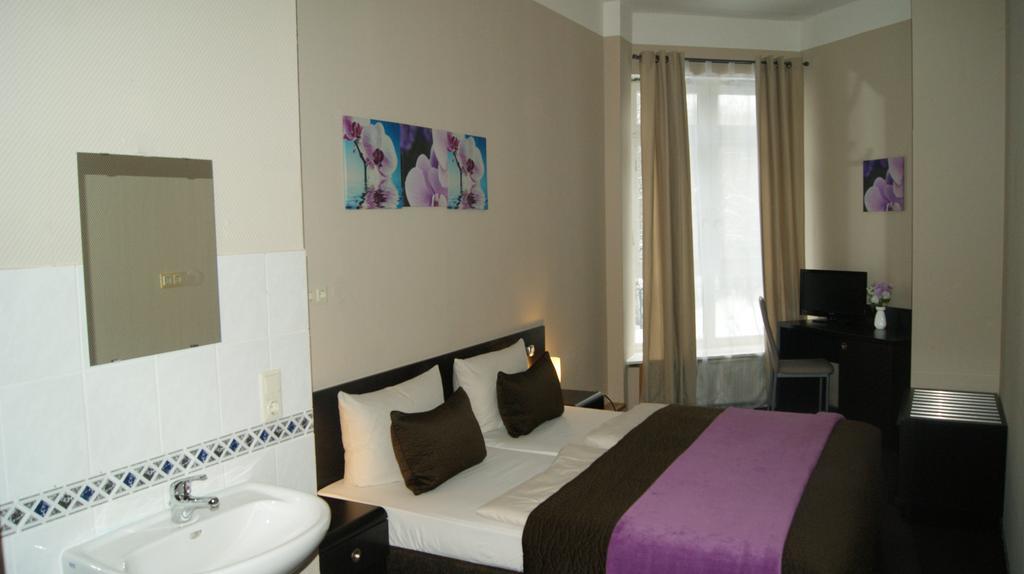 Hotel Pension Eberty Berlim Exterior foto