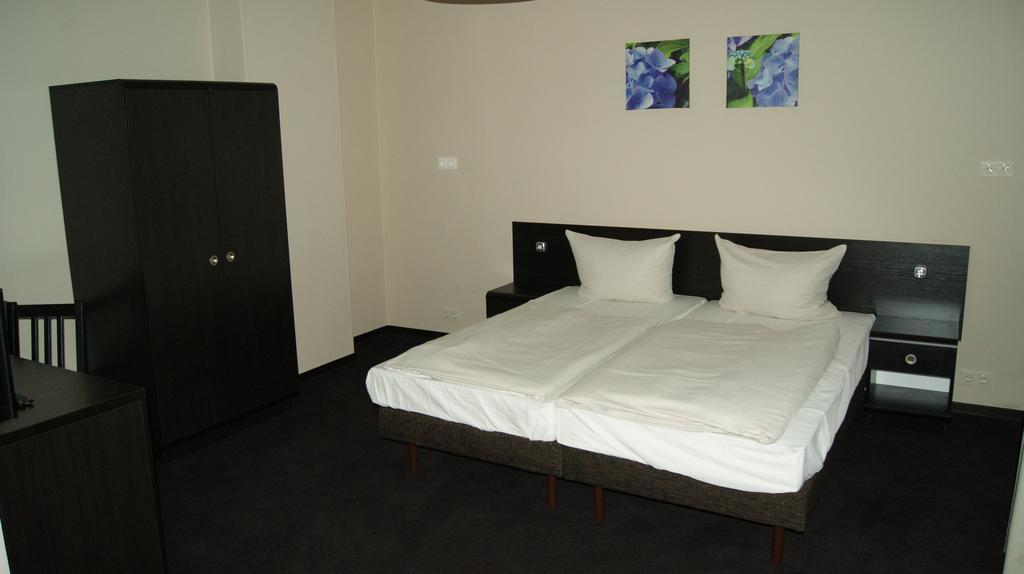 Hotel Pension Eberty Berlim Exterior foto