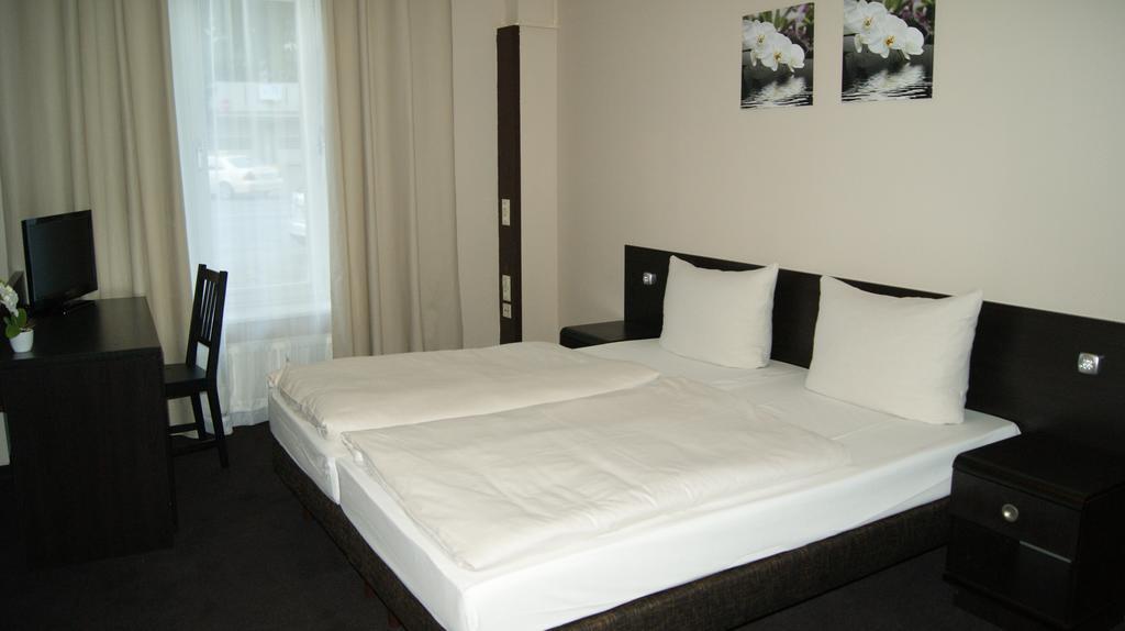 Hotel Pension Eberty Berlim Exterior foto
