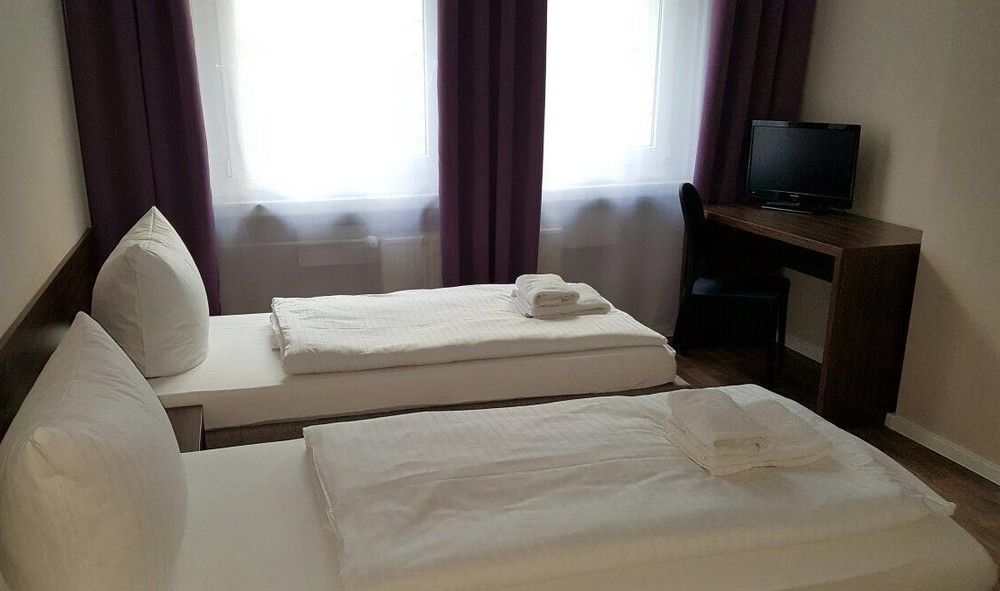 Hotel Pension Eberty Berlim Exterior foto