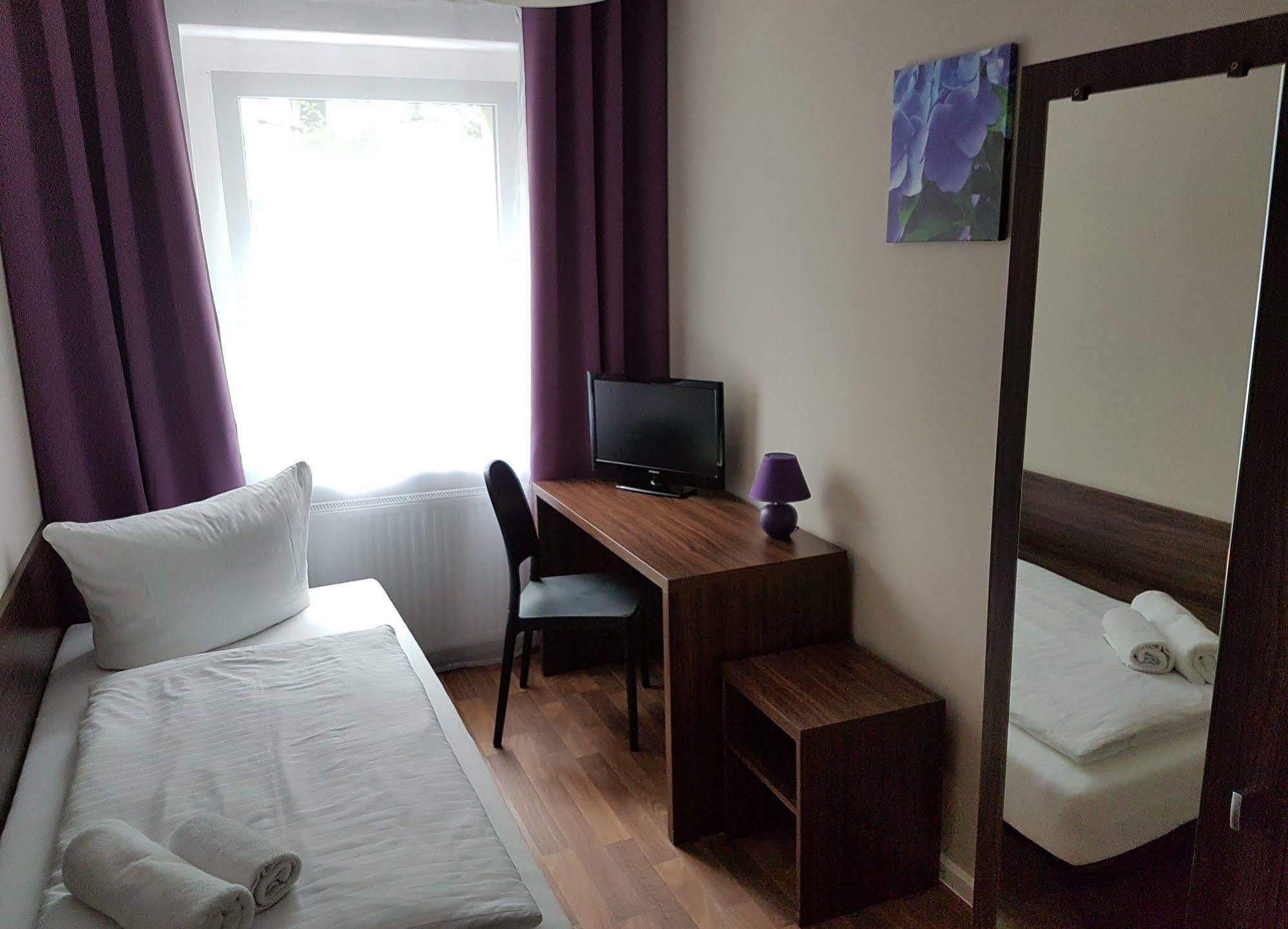Hotel Pension Eberty Berlim Exterior foto