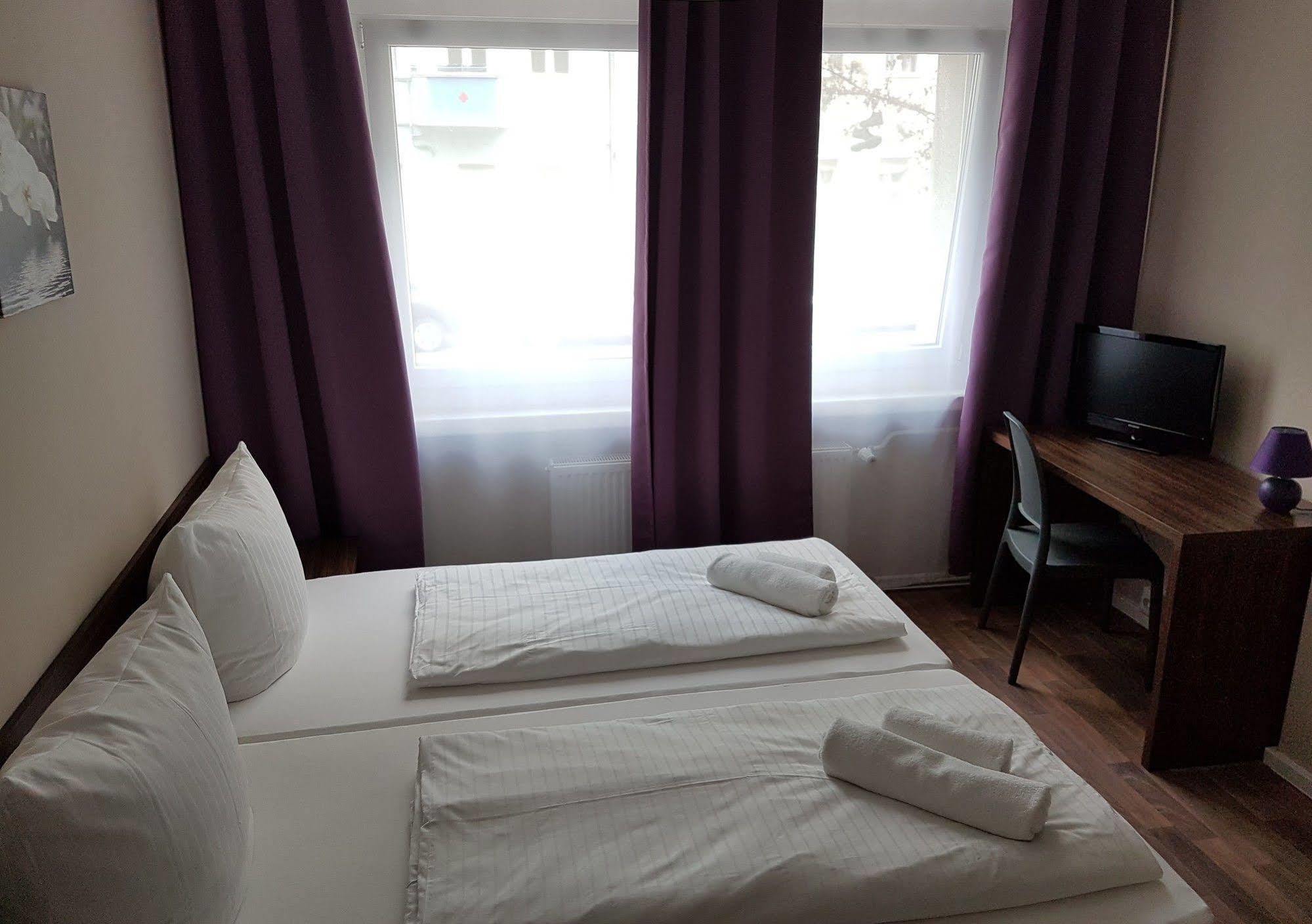 Hotel Pension Eberty Berlim Exterior foto